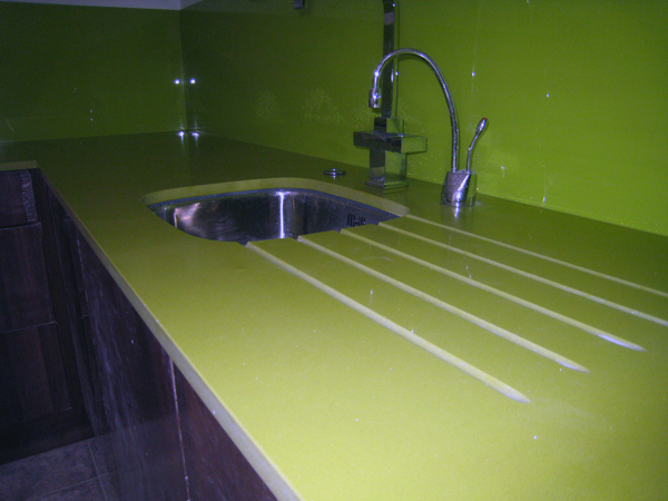 Quartz kitchen worktops witch glass splashabcks in Camberley