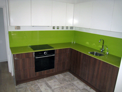 Quartz kitchen worktops and glass splashabcks in Camberley