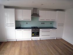 Streatham glass splashbacks and black granite worktops